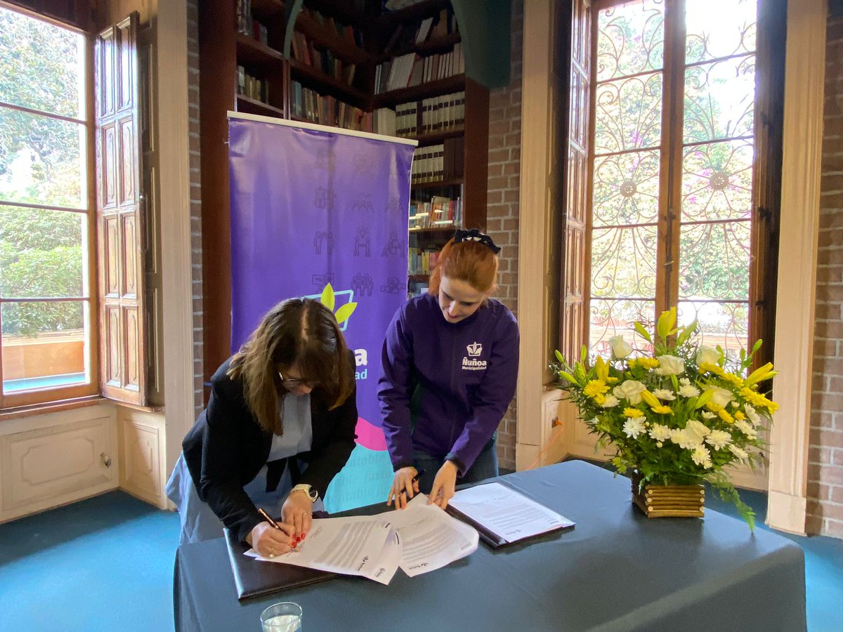 BibliotecasSNBP's tweet photo. ¡Firmamos convenio con la Municipalidad de Ñuñoa! La Biblioteca Municipal Gabriela Mistral, que este 2023 cumple 70 años, se incorpora al Sistema Nacional de Bibliotecas Públicas 📚✍️🤩

#MesdelLibro #aquíselee https://t.co/ZEPnwUmzVE