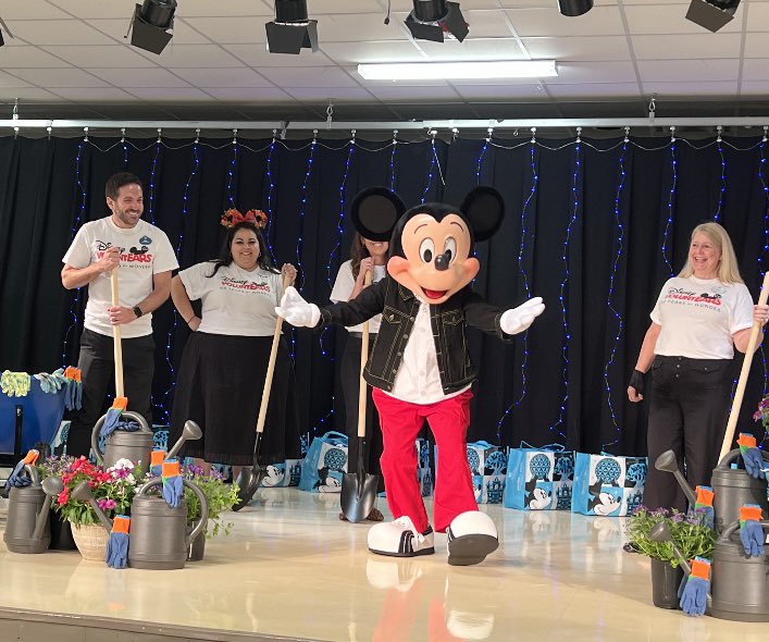 OCPSnews's tweet photo. @WaltDisneyWorld spread the magic to @LSE_OCPS by donating over $19K in gardening tools, inspiring little green thumbs for agriculture lessons in the school’s garden this fall! 🌱 @Fdn4OCPS #EarthDay2023 https://t.co/atqR6l0taw
