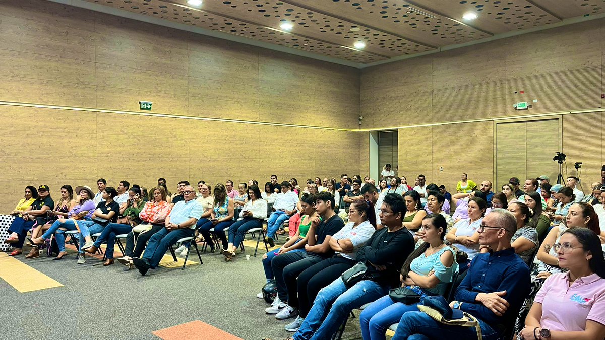 CCCASANARE's tweet photo. El programa #CREEce fusiona diferentes modalidades de fortalecimiento empresarial como laboratorios de formación, asistencias técnicas personalizadas, espacios de relacionamiento comercial y mentorías. https://t.co/B1HWuzyMK3