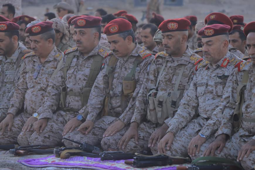 Yem_army_media's tweet photo. #صور
رئيس هيئة الأركان العامة يؤدي صلاة عيد الفطر المبارك مع قيادات عسكرية https://t.co/YvmSDKoeDJ
