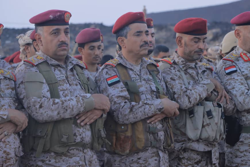 Yem_army_media's tweet photo. #صور
رئيس هيئة الأركان العامة يؤدي صلاة عيد الفطر المبارك مع قيادات عسكرية https://t.co/YvmSDKoeDJ