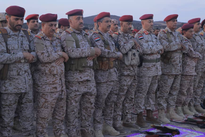 Yem_army_media's tweet photo. #صور
رئيس هيئة الأركان العامة يؤدي صلاة عيد الفطر المبارك مع قيادات عسكرية https://t.co/YvmSDKoeDJ