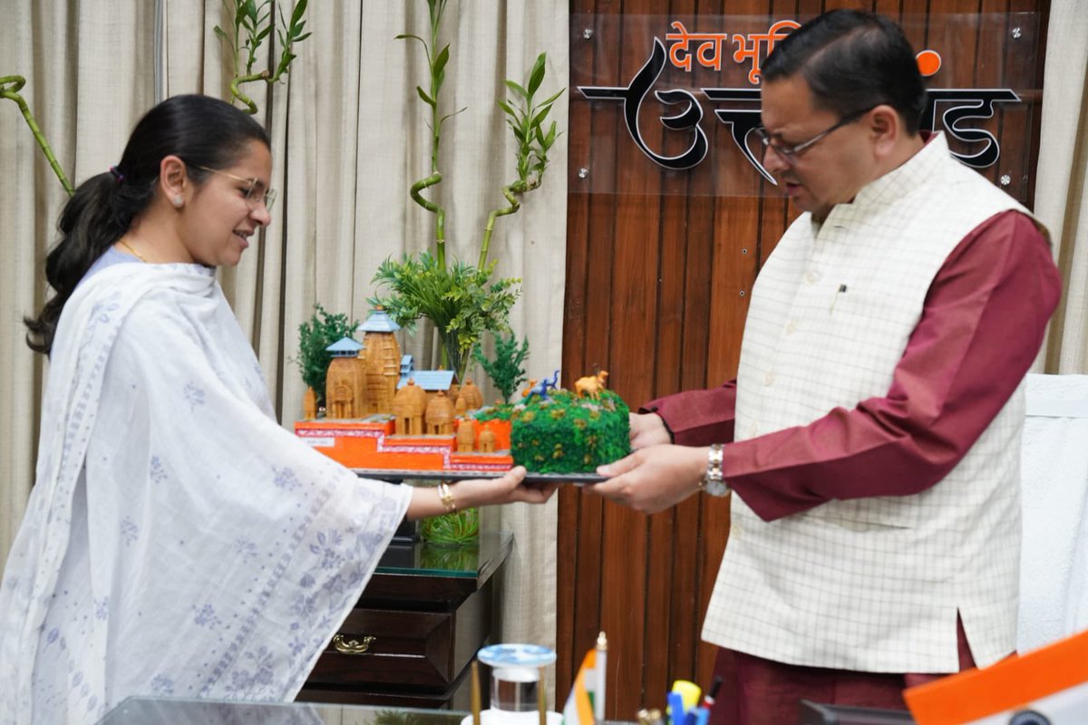 Presenting Manaskhand Tableau souvenir to Hon’ble CM marking the victory of State on Republic Day  2023 ! 
#devbhoomi #uttarakhandsovenirs 
@ukcmo @basava_ias @MinOfCultureGoI @hilansofficial @REAPUttarakhand