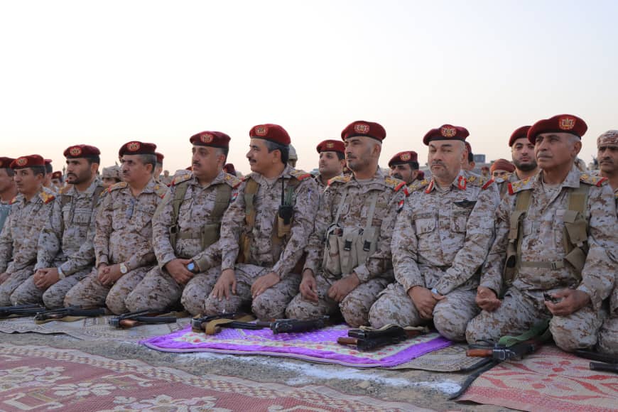 Yem_army_media's tweet photo. #صور
رئيس هيئة الأركان العامة يؤدي صلاة عيد الفطر المبارك مع قيادات عسكرية https://t.co/YvmSDKoeDJ