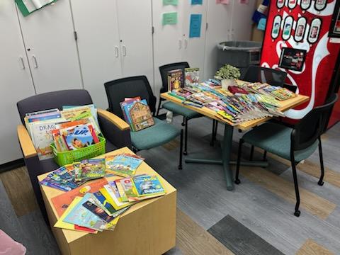 Jen4ord's tweet photo. Thanks to the efforts of Mrs. Connelly, Mrs. Tessoff and the generosity of those who donated from our community, teachers were able to pick books for their classrooms this morning! Books not able to be repurposed for Costello classrooms were donated to a school in Oak Park. https://t.co/yNKG8GGYFk