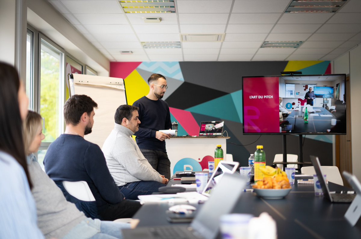 siellmarket's tweet photo. 📢🚀 Retour d’expérience sur l’atelier du jour : comment pitcher efficacement ! 🤝🎙️

Objectifs de la #formation : nous apprendre à structurer nos présentations, à capter l'attention de notre auditoire et à #communiquer efficacement notre message. 

Et c’est mission réussie ! 💡 https://t.co/9ttL4jr51c