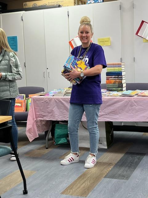 Jen4ord's tweet photo. Thanks to the efforts of Mrs. Connelly, Mrs. Tessoff and the generosity of those who donated from our community, teachers were able to pick books for their classrooms this morning! Books not able to be repurposed for Costello classrooms were donated to a school in Oak Park. https://t.co/yNKG8GGYFk