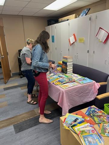Jen4ord's tweet photo. Thanks to the efforts of Mrs. Connelly, Mrs. Tessoff and the generosity of those who donated from our community, teachers were able to pick books for their classrooms this morning! Books not able to be repurposed for Costello classrooms were donated to a school in Oak Park. https://t.co/yNKG8GGYFk