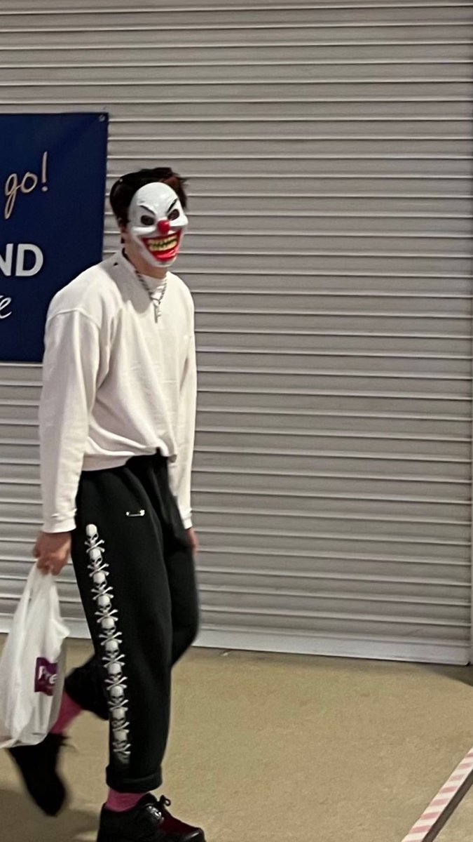 yungblud's tweet photo. it’s givin sleep paralysis https://t.co/L6C42T3r56