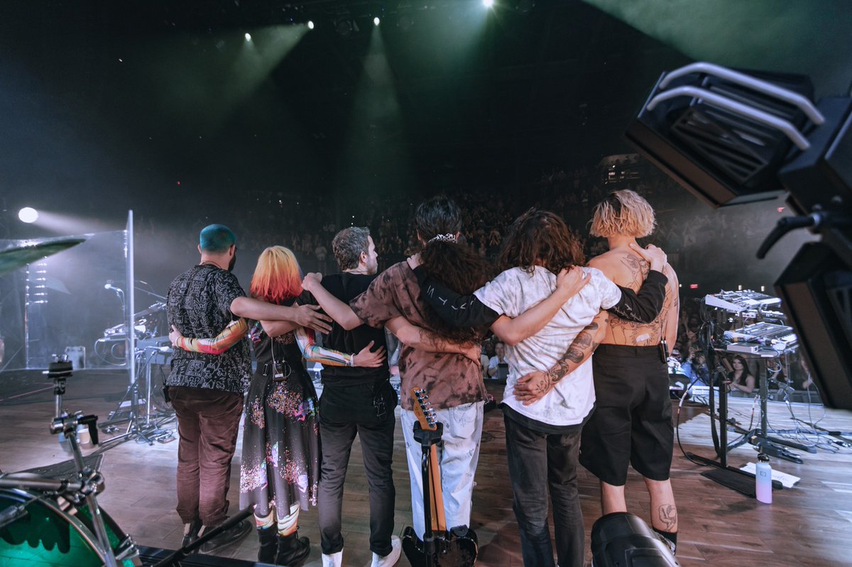 M83's tweet photo. Thank you Houston, Dallas, Nashville and Atlanta ✨ 💜

📸 Elena Strawn

#M83Live https://t.co/EbJVKgRrOJ