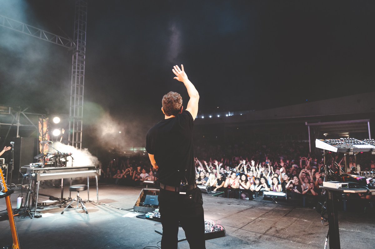 M83's tweet photo. Thank you Houston, Dallas, Nashville and Atlanta ✨ 💜

📸 Elena Strawn

#M83Live https://t.co/EbJVKgRrOJ
