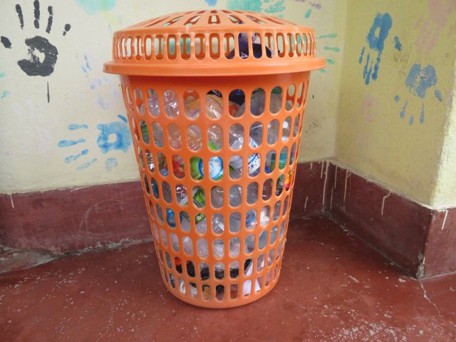 misevi_es's tweet photo. Sabías que en #Misevi en Angola en su centro de Liderazgo Juvenil @Ondjango_Yapongololi los Jóvenes pueden pagar sus cursos de formación con la recogida de plástico?! Estos se reutilizan metiendo plástico en botellas con las que construyen asientos. https://t.co/akK2mMdTlC