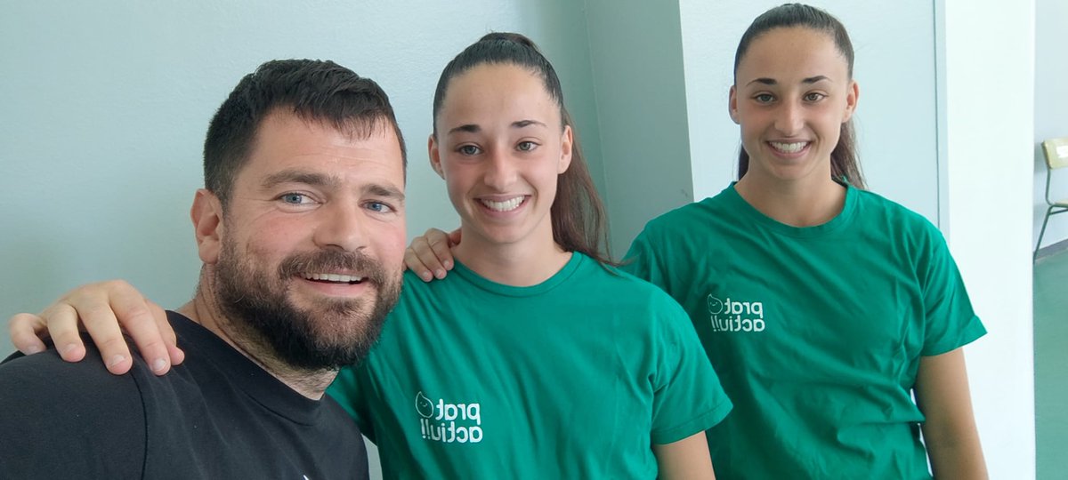 PratActiu's tweet photo. Enhorabona a les bessones del moment! 😁 La @coralmt20 i la @clara_mt_7 son els superfixatges de l'equip @LasTroncasFC 🪵 de la @queensleague 👑💥
👉 Nosaltres sí les distingim. Voleu un parell de tips?
1️⃣ @clara_mt_7 entrena al @EscPepaColomer
2️⃣ @coralmt20 al @VerdaguerElPrat https://t.co/MVeSHaXCVe