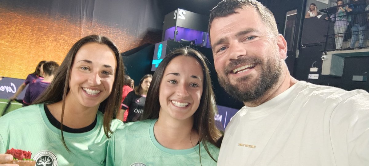 PratActiu's tweet photo. Enhorabona a les bessones del moment! 😁 La @coralmt20 i la @clara_mt_7 son els superfixatges de l'equip @LasTroncasFC 🪵 de la @queensleague 👑💥
👉 Nosaltres sí les distingim. Voleu un parell de tips?
1️⃣ @clara_mt_7 entrena al @EscPepaColomer
2️⃣ @coralmt20 al @VerdaguerElPrat https://t.co/MVeSHaXCVe