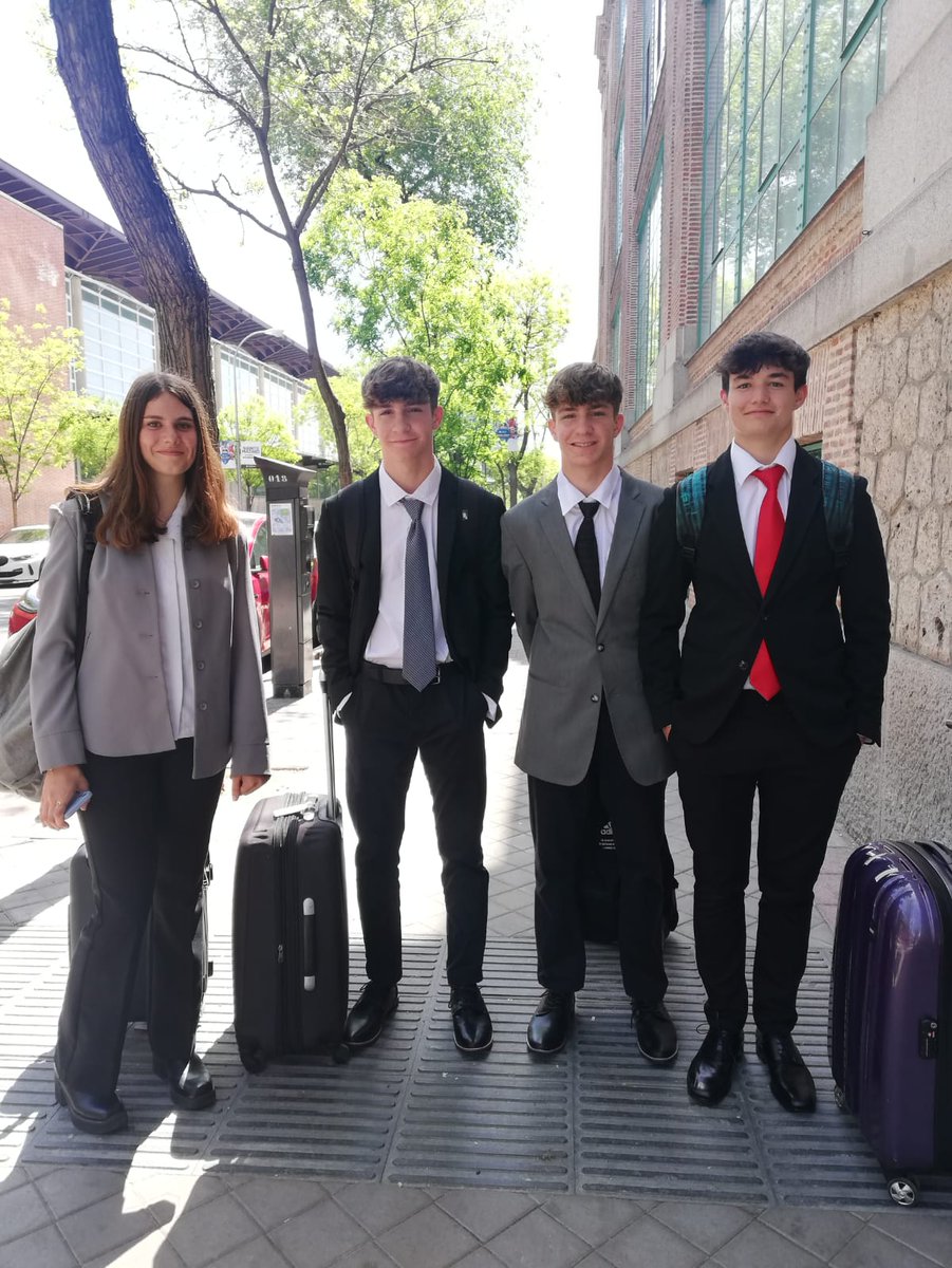 yemax1980's tweet photo. Celebració del projecte Unesmun Boadilla del Monte, Madrid. L'acte d'inauguració s'ha celebrat aquesta tarda, 4 alumnes de 4t d'ESO de @InsThos  defensen la delegació de Mèxic https://t.co/XyTTve9ijS