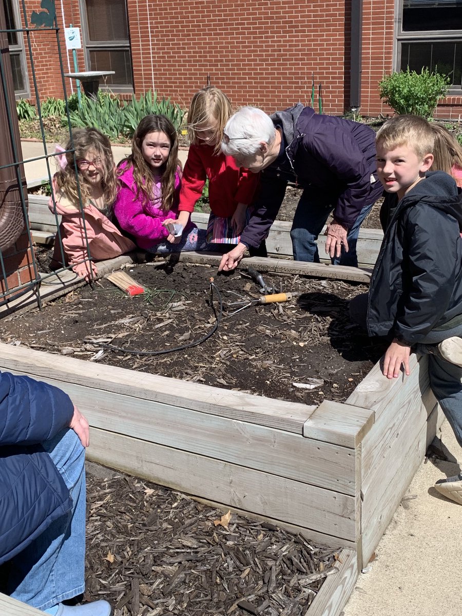 tiffstweets2's tweet photo. 1st Graders planting herbs &amp; vegetables and pulling weeds with our Master Gardener friends! 🌎 Day Fun! #TBW #bluejaysatwork https://t.co/9opuPevjKI