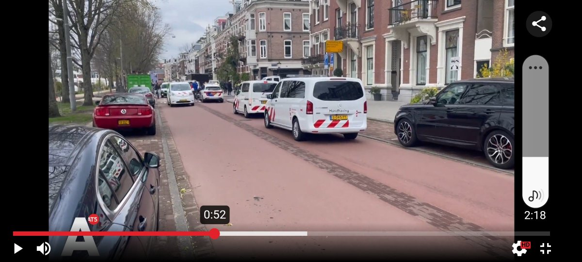 KarstBulsing's tweet photo. UPS chauffeur in boeien geslagen omdat ie stond te lossen... Fietsers geen last, auto's niet, omwonenden niet, alleen de boa... Telt u even mee het aantal auto's dat ze nodig hebben om 1 man op te pakken? #wiezorgternouvooroverlast #functioneel #boa https://t.co/dENiMyroWy