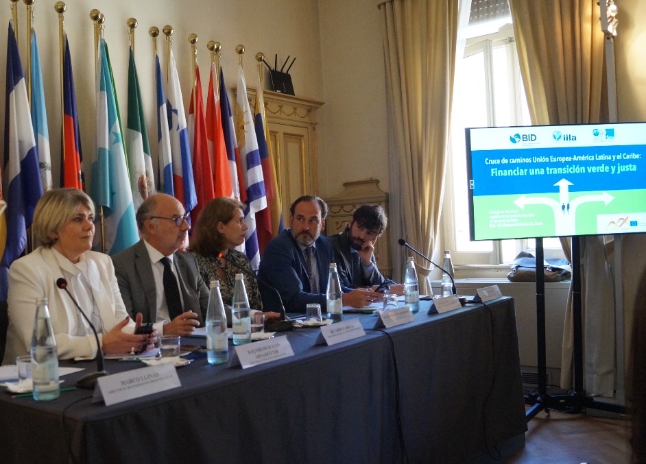 AgendaCAF's tweet photo. #CAFpresente en 🇮🇹 en la presentación del #InformeLEO. Allí nuestro gerente en Europa, Asia y Medio Oriente, Ignacio Corlazzoli, contribuyó a analizar los retos que presenta #Latam y el #Caribe para lograr una transición verde y justa.
En este 🧵 te dejamos los detalles. https://t.co/1Rh5DZalYJ