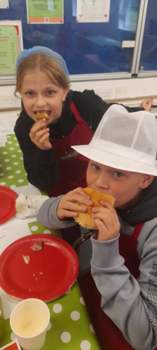 CwtchCraigfelen's tweet photo. After some hard work it is important to refuel! Well done to all of the pupils who managed and worked the opening day! #cfpcom #cfpent https://t.co/nvJEnMBpWy