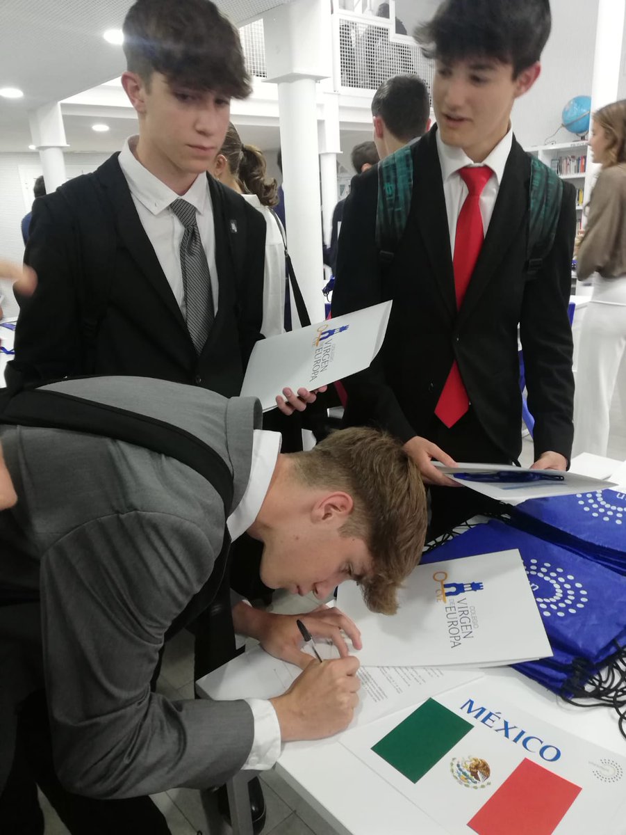 yemax1980's tweet photo. Celebració del projecte Unesmun Boadilla del Monte, Madrid. L'acte d'inauguració s'ha celebrat aquesta tarda, 4 alumnes de 4t d'ESO de @InsThos  defensen la delegació de Mèxic https://t.co/XyTTve9ijS