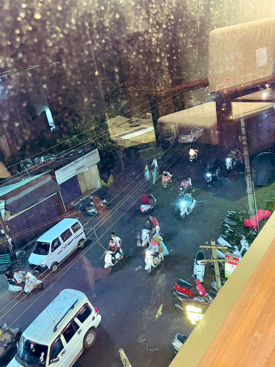 Nachiket1977's tweet photo. #Kolhapur #ToyShops #buzzing at 10PM…..#Chilling #Ice https://t.co/6QdWZnodwi
