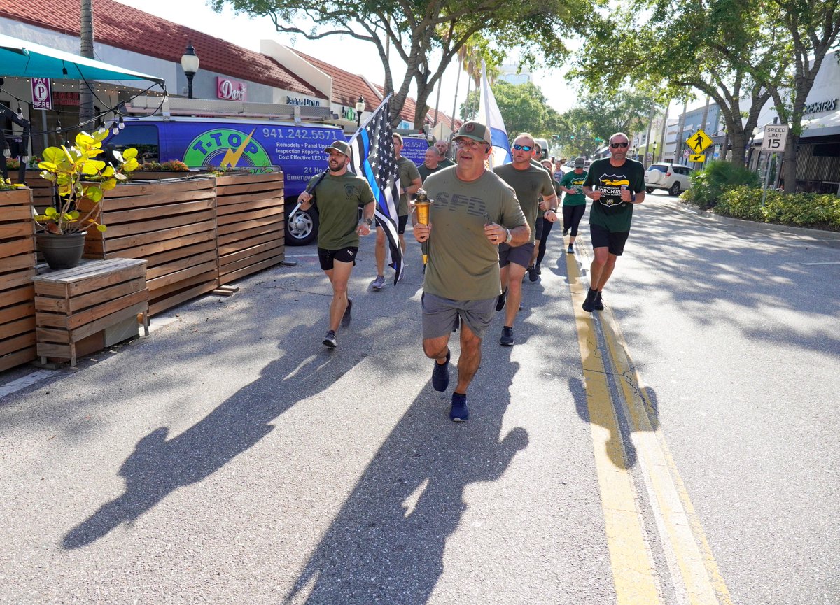 SarasotaPD's tweet image. What an amazing morning as we took to the streets of the @CityofSarasota for the 2023 Law Enforcement Torch Run to benefit @SOFLSarasota!🏃‍♀️🔥🚔🏃‍♂️See all our photos at facebook.com/media/set?vani… #Sarasota #Police #TorchRun #LETR #SarasotaPD #SpecialOlympics #SRQ #FridayMorning