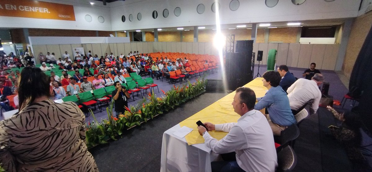 CenferSA's tweet photo. ¡En el #3dia de Agroferia la agenda academica y de actividades está imperdible!
El presidente de @Asohofrucol a nivel nacional Álvaro Palacios Pelaez fue invitado especial y conferencista en el segundo día del 8o. Congreso Internacional de frutas y hortalizas. https://t.co/GoMI44TU9s