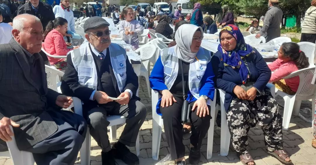 gkentkonseyi's tweet photo. Bayram geleneğimizi devam ettirmek ve yüzlerde küçük bir tebessüm oluşturmak için Bayramın 1. Günü  sabah Nurdağı  Şatırhöyük Köyün'de yuvalama ikramında bulunduk. Acılarımız  paylaştıkça azalacak...

Ramazan bayramımız kutlu olsun.

#ramazanbayramı #nurdağı #Islahiye #gaziantep https://t.co/4ycVh8FGFQ