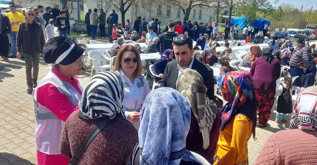 gkentkonseyi's tweet photo. Bayram geleneğimizi devam ettirmek ve yüzlerde küçük bir tebessüm oluşturmak için Bayramın 1. Günü  sabah Nurdağı  Şatırhöyük Köyün'de yuvalama ikramında bulunduk. Acılarımız  paylaştıkça azalacak...

Ramazan bayramımız kutlu olsun.

#ramazanbayramı #nurdağı #Islahiye #gaziantep https://t.co/4ycVh8FGFQ