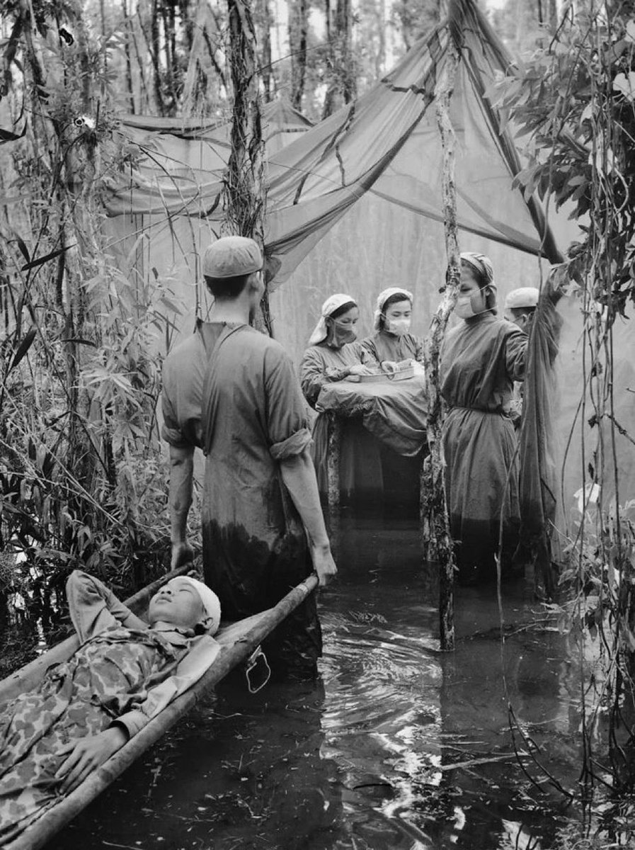 classoalcala's tweet photo. Y nosotros seguimos creyendo que trabajar en humedales es complejo y difícil ⁦@acsantosr⁩ ⁦@sylcasco⁩ ⁦⁩ @GIAndradeP⁩ @SWS_org⁩. Hospital de campo, guerra Vietnam. Fuente: Fascinating@fasc1nate. M. Leer (2023). https://t.co/lIt0uglLRG https://t.co/OWLr37n3aw