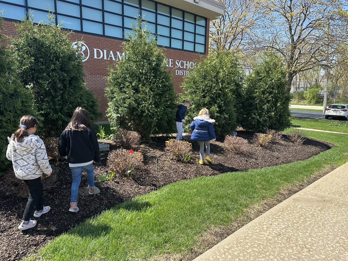 HNovotney's tweet photo. We loved doing our part to clean up for Earth Day! #d76diamonds https://t.co/7J6idjiLbs