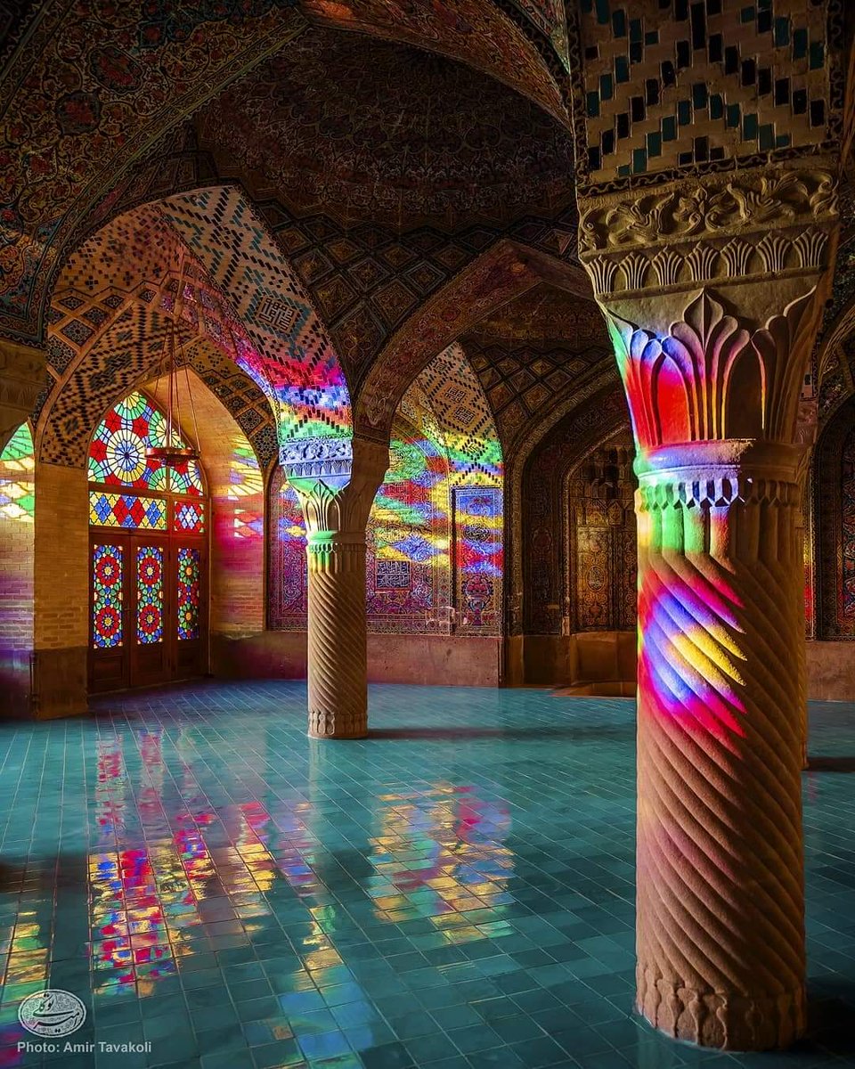 Nasır El-Mülk Camii | Şiraz, İran (1888) Kaçar Hanedanlığı döneminde yapılan cami, dış yüzeyindeki taşlar nedeniyle “Pembe Camii” olarak da anılıyor. 🕌