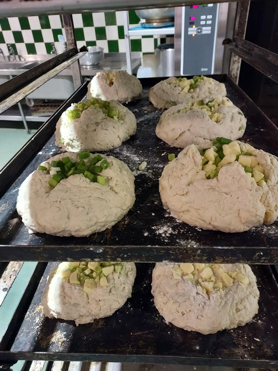 BrocklebysPies's tweet image. Come and learn to hand make bread - a weekend treat, every week!!🍞😋

#breadmakingclass #learntobakebread #breadworkshop #sodabread #speltloaf