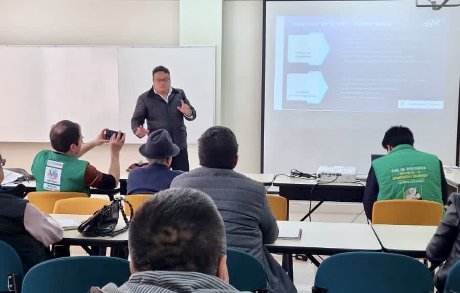 ANE_Colombia's tweet photo. Seguimos capacitando a los operadores en #PrevenTIC.Ahora nuestro subdirector de Vigilancia y Control, Diego Guarín, explica las tareas de inspección que hace la ANE, la evaluación de los campos electromagnéticos y el procedimiento para reportar el uso no autorizado del espectro. https://t.co/KsuHVePmGg