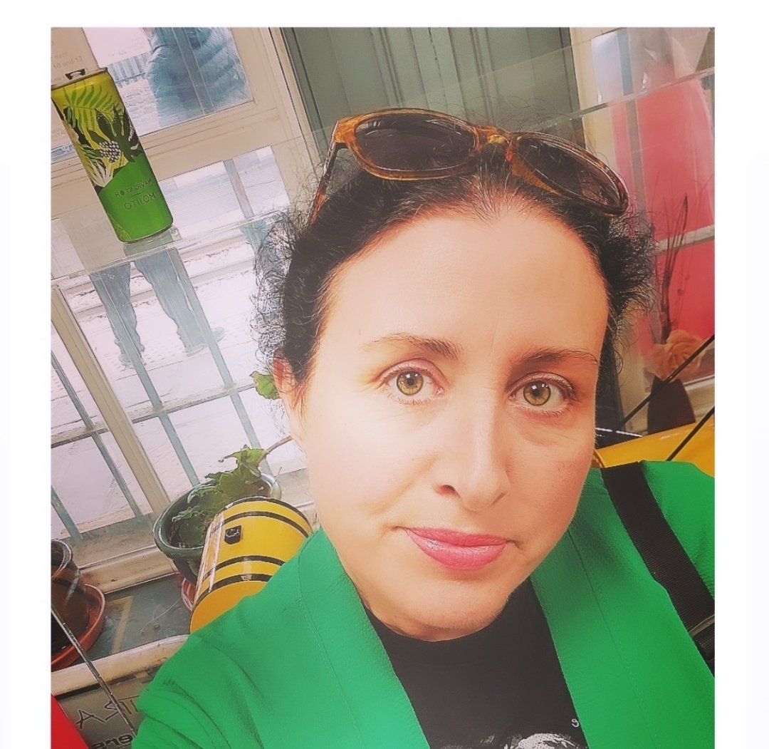 Kagsy25's tweet photo. Straight from work, shower, changed, mojito, train,town, theatre, meet mates,Ave itπ€ͺπ€£ππ΅ππΆπΉπΈ
#traindrinking
#theatre
#bigrush
#letsgo https://t.co/KGn8YCptAQ