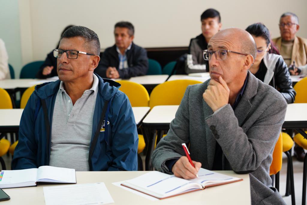 Ministerio_TIC's tweet photo. La jornada #PrevenTIC avanza con las mesas de capacitación simultánea en la @UdeNar. En estas los concesionarios de radio y los PRST tratan temas de actualización regulatoria, visor del espectro, garantías, entre otros. https://t.co/YklUNGhTEm