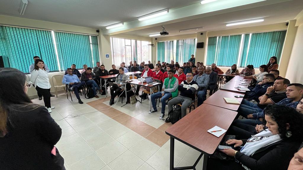 Ministerio_TIC's tweet photo. La jornada #PrevenTIC avanza con las mesas de capacitación simultánea en la @UdeNar. En estas los concesionarios de radio y los PRST tratan temas de actualización regulatoria, visor del espectro, garantías, entre otros. https://t.co/YklUNGhTEm