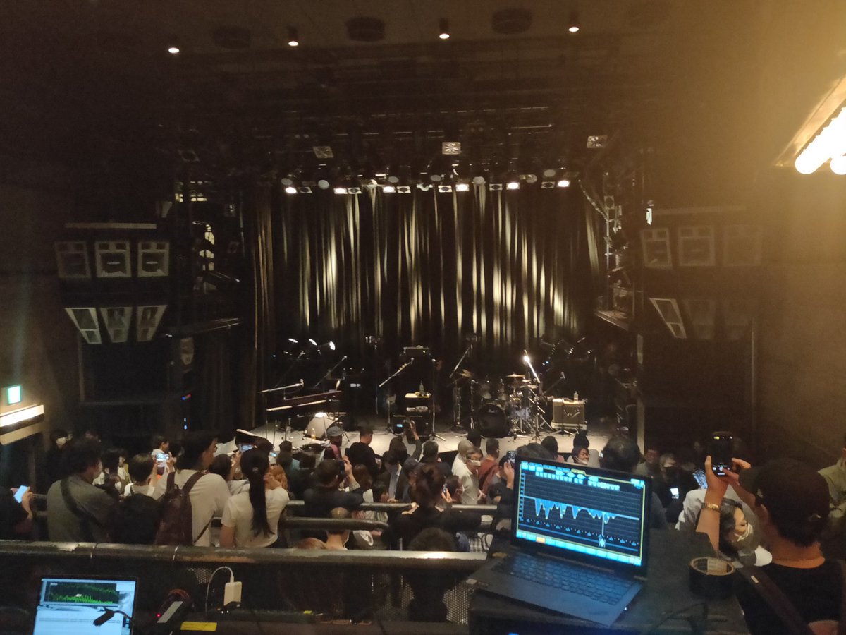pet70254's tweet photo. #ICE30 @渋谷WWW 久々のコーラス隊ありのバンド形式のライヴでした。オールスタンディングで、最初は手を挙げたり声出しに躊躇している様子も、
Love Makes Me Runのあたりではもう皆ノリノリに(笑)

個人的にはECHOESに感動...!!

参加された皆さんお疲れ様でした!!
7月にまたお会いしましょう!! https://t.co/1JuvzhWhyS