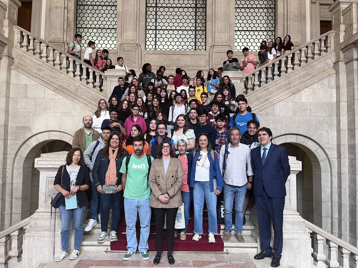 MLagriminha's tweet photo. A casa da democracia é a casa da cidadania e deve estar sempre de portas abertas para os nossos jovens. Foi assim que aconteceu no dia de ontem: portas abertas para uma visita com professores e alunos de #Alcanede e #Pernes #gpps #escolas #assembleiadarepublica https://t.co/kHRBeEqfiv