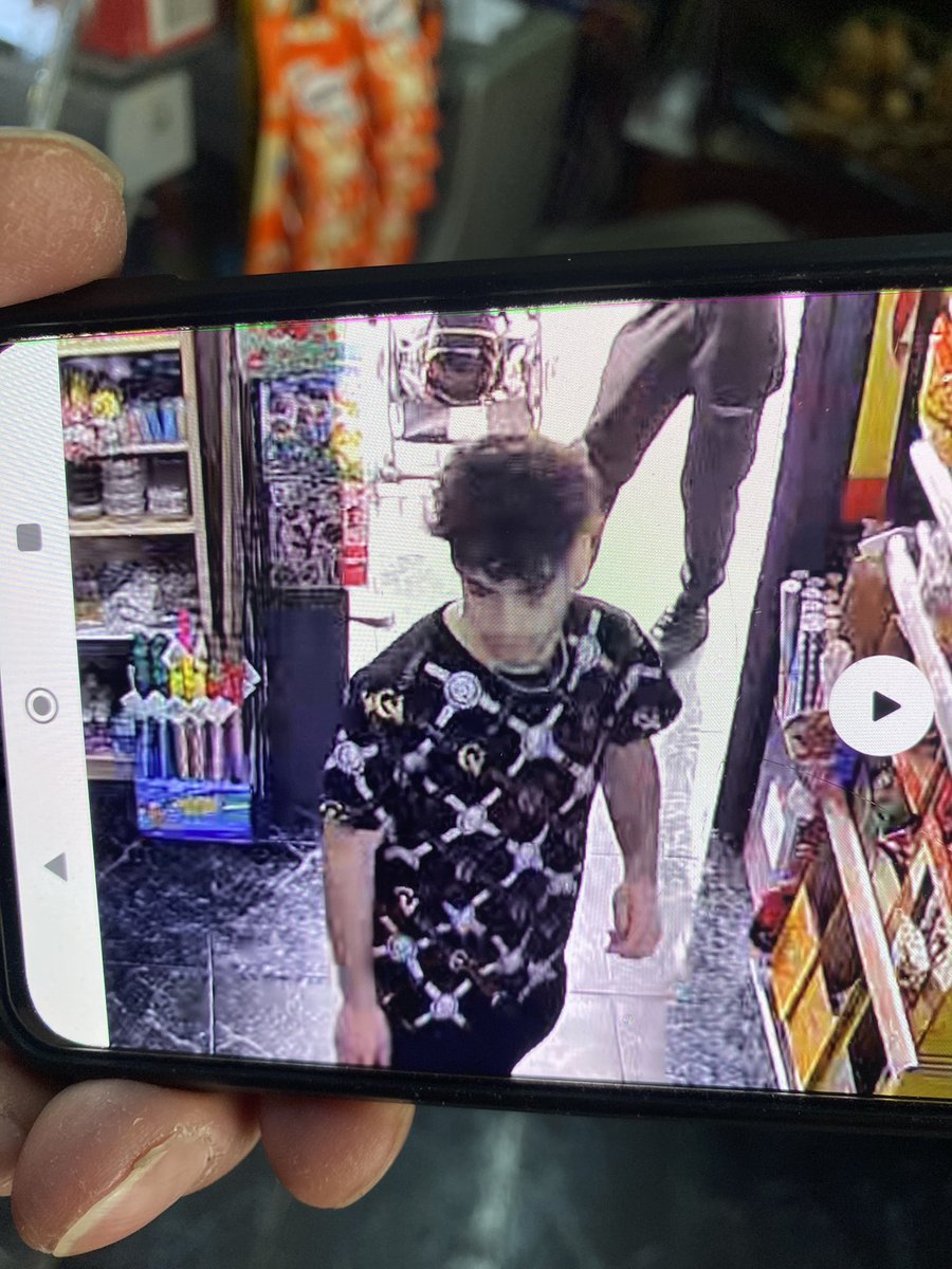 bricangri's tweet photo. @AytoAlcalaH a ver si logramos dar con este personaje para que al menos me devuelva la cartera con toda la documentación, ya que no pudo comprar más nada en el chino @policia https://t.co/kroczz34jP