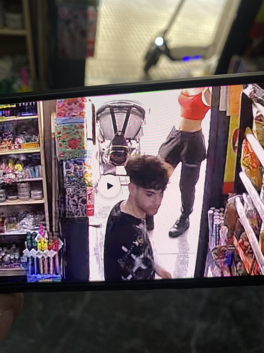 bricangri's tweet photo. @AytoAlcalaH a ver si logramos dar con este personaje para que al menos me devuelva la cartera con toda la documentación, ya que no pudo comprar más nada en el chino @policia https://t.co/kroczz34jP