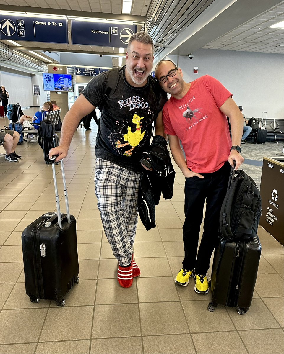 jamessmurray's tweet image. Ran into this guy in the airport. See you this weekend at the Huntsville Comic and Pop Culture Expo! Info here: hsvexpo.com @realjoeyfatone @LevelUpSignings @HsvExpo