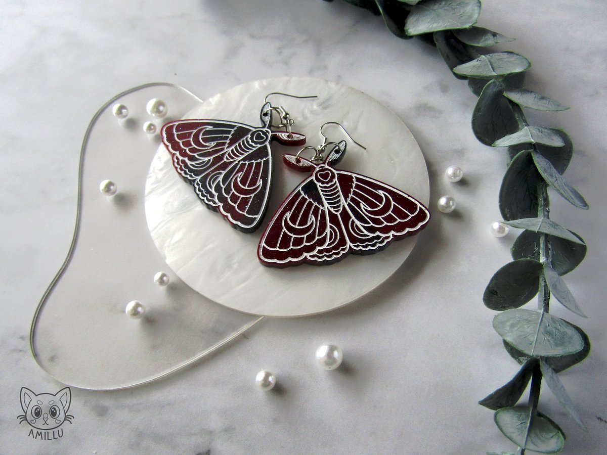 Coucou Twitter, dis tu veux bien m'aider ? ✨
On est à 25 personnes des 600, donc si tu peux faire voyager mes créations pour que d'autres me découvrent ça m'aiderait vraiment !
Je dessine tous mes bijoux, accessoires et marque-pages, ils sont tous faits à la main avec amour ❤️