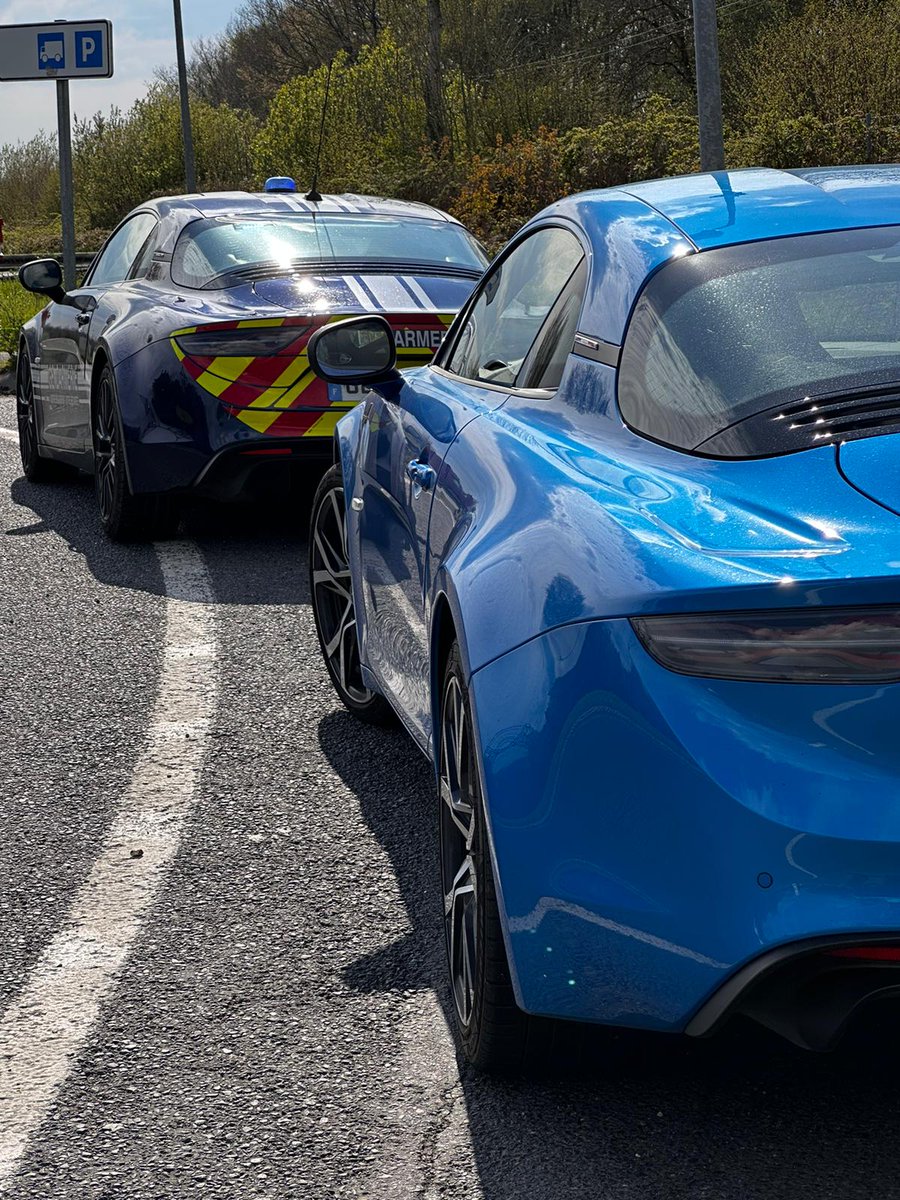 Untouchables ! Ben oui la cousine s'est faite intercepter ! C'est vrai qu'une Alpine, ça roule bien. Mais 39 au-dessus, c'est un peu trop quand même. Pour ceux qui s'interrogeraient, ce n'était pas celui qui a dédicacé notre Alpine.  <a href="/RoutePlusSure/">Sécurité routière</a>