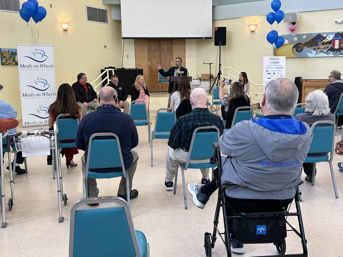 We had a great morning at the Pilgrim Senior Center in Warwick with @CokeNortheast in support of @MealsRI!