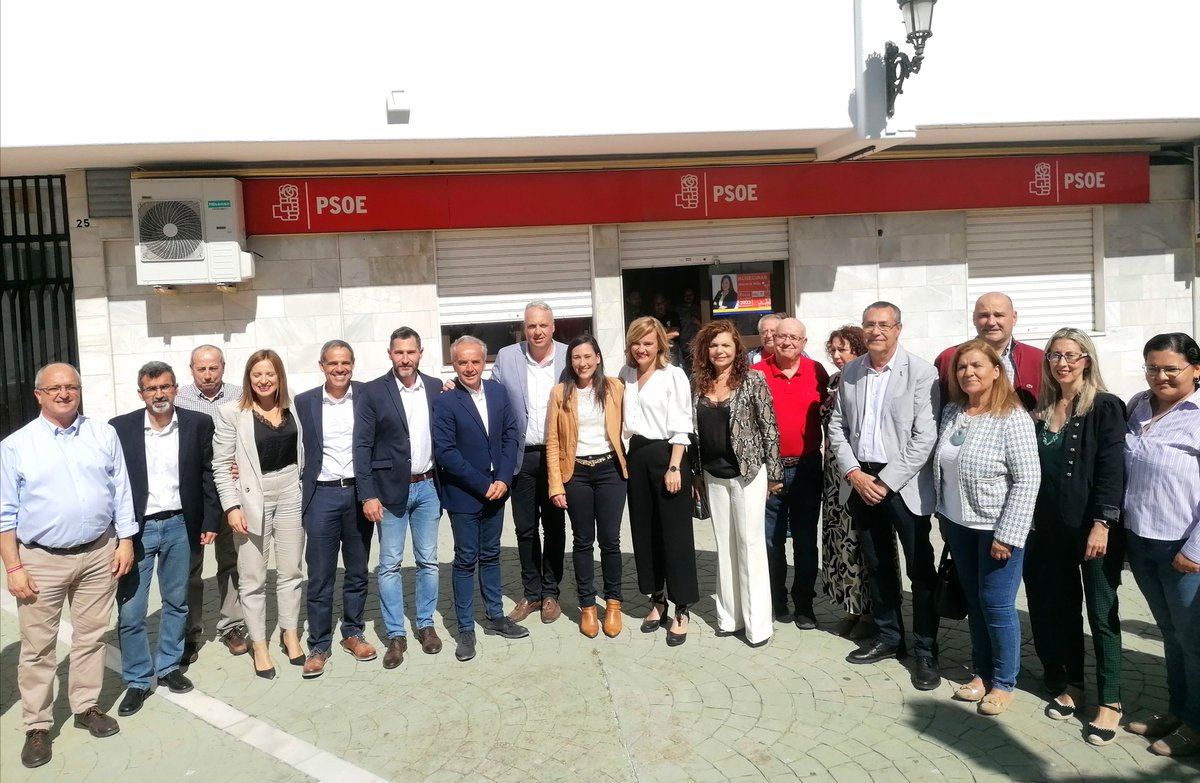 psoedealgeciras's tweet photo. 📷 Esta tarde hemos recibido en nuestra Casa del Pueblo a la ministra de Educación y Formación Profesional, @Pilar_Alegria , con la que hemos podido compartir, junto con nuestra candidata a la Alcaldía de #Algeciras, @ArrabalRocio un encuentro lleno de motivación ante el #28M 🌹 https://t.co/dVqwiLUNgl