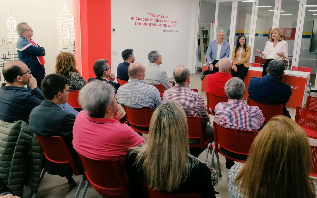 psoedealgeciras's tweet photo. 📷 Esta tarde hemos recibido en nuestra Casa del Pueblo a la ministra de Educación y Formación Profesional, @Pilar_Alegria , con la que hemos podido compartir, junto con nuestra candidata a la Alcaldía de #Algeciras, @ArrabalRocio un encuentro lleno de motivación ante el #28M 🌹 https://t.co/dVqwiLUNgl