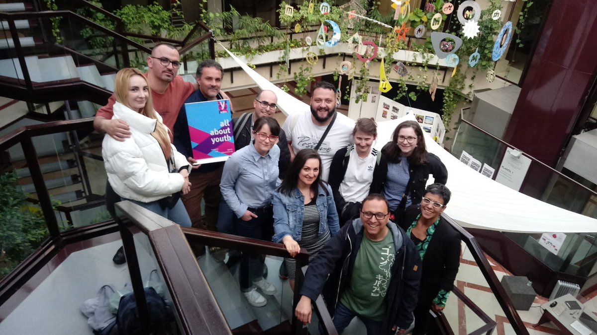 joventutcat's tweet photo. @LaiaGiros @elmoligran @ERYICAYI @xarxa_xnej @matarocat @BuscadorJoveCCM @lafletxapij @joves_barcelona 📍 Finalment, la delegació dels Balcans orientals ha estat rebuda a  @joventutcat per conèixer més de les polítiques de joventut a Catalunya, així com sobre el desplegament de la @xarxa_xnej i el projecte de dinamització de la informació i participació juvenils.

#FemXarxa https://t.co/i65MLecr6n