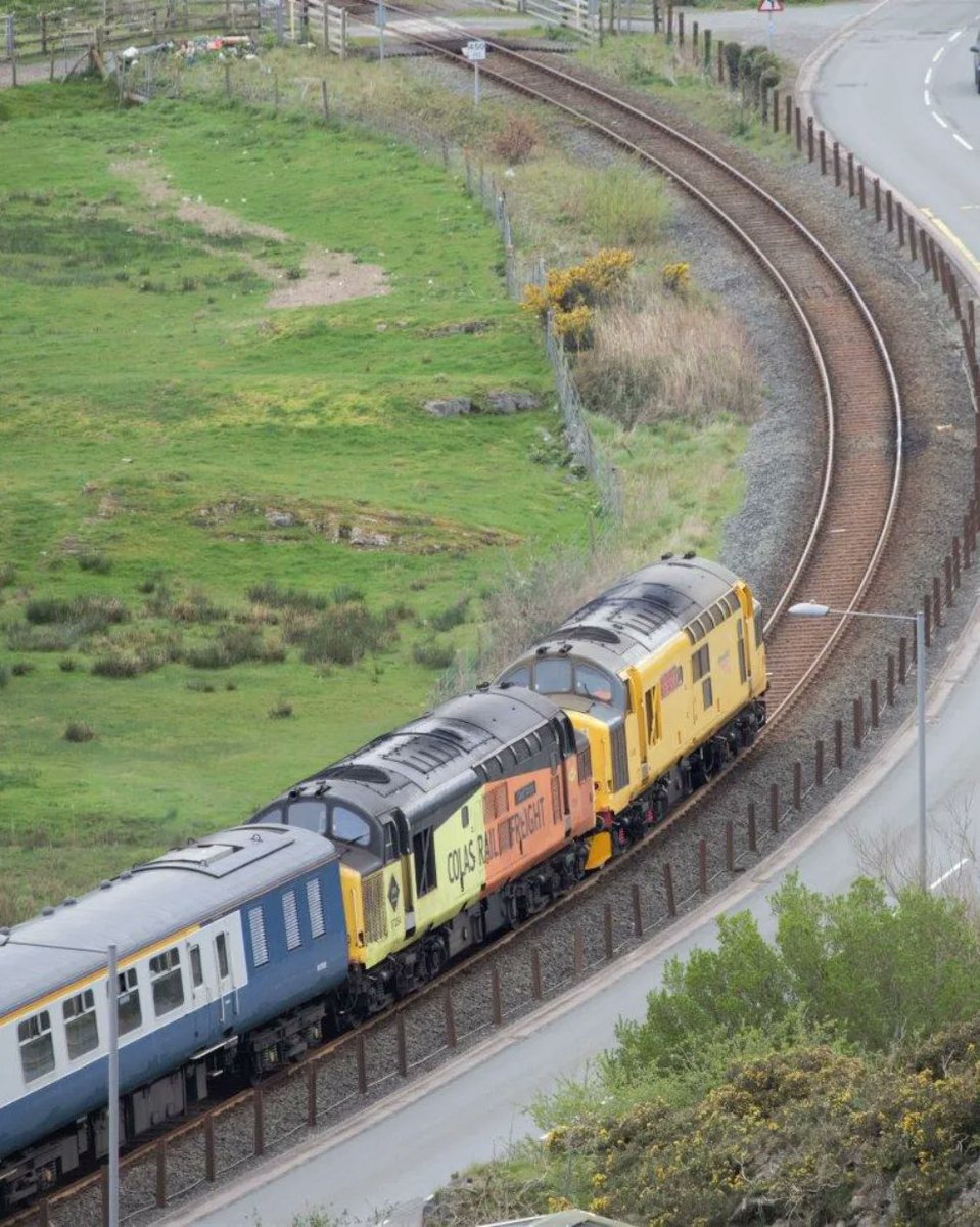 CmMorthin's tweet photo. Pathfinder Tour April 21 2023 approaching Bont Briwet And Penrhyndeudraeth #Penrhyndeudraeth #pathfindertour #networkrail #porthmadog https://t.co/K6NA3hn8OC