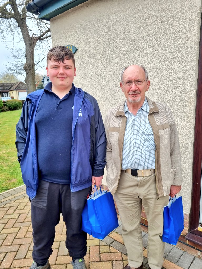 The rain stopped just in time for Kurtis to help deliver afternoon teas from @TheRowansAP today! It is always an absolute pleasure to spread kindness in the local community ❤️💙
#ThisIsAP
#Kindness
#StudentOfTheWeek